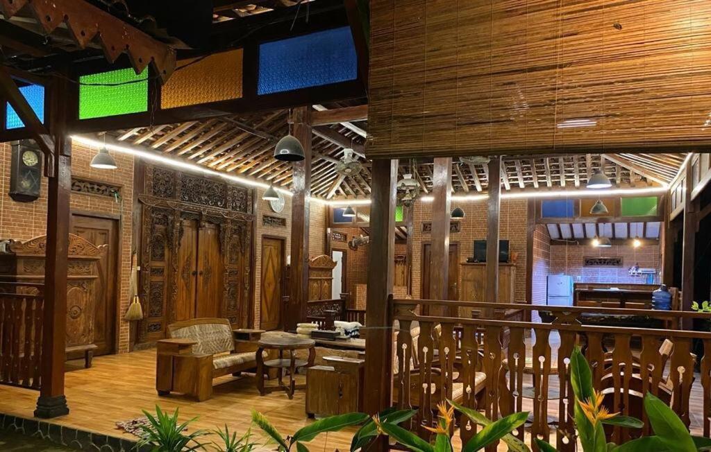 D'joglo Riverside Villa *